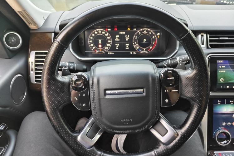 Used Land Rover Range 2022 3.0 L6 400 PS Classic Extended Version Interior 2