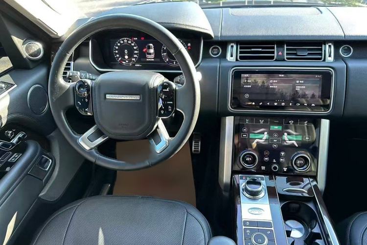 Used Land Rover Range 2022 3.0 L6 400 PS Classic Extended Version Interior 2