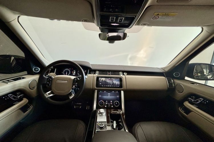 Used Land Rover Range 2022 3.0 L6 400 PS Classic Extended Version Interior 2