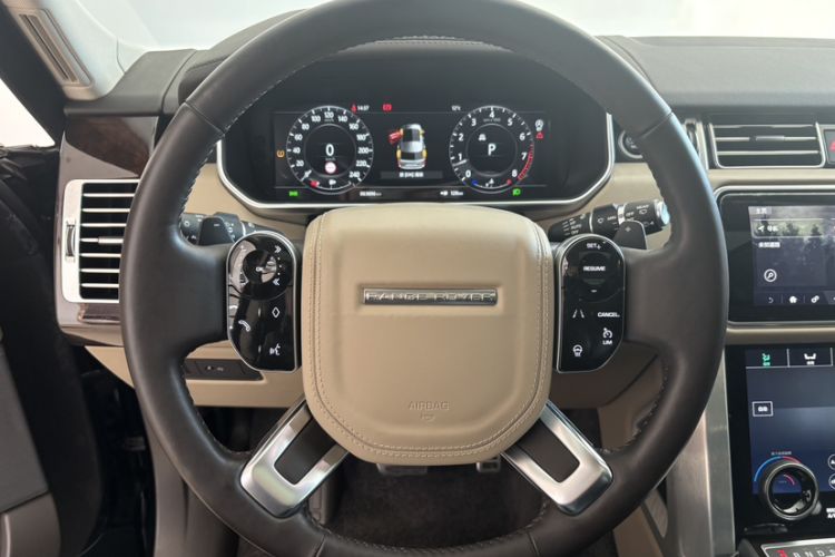 Used Land Rover Range 2022 3.0 L6 400 PS Classic Extended Version Interior 3