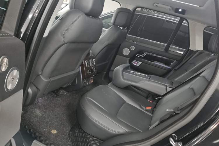 Used Land Rover Range 2022 3.0 L6 360 PS Legacy Edition Interior 4