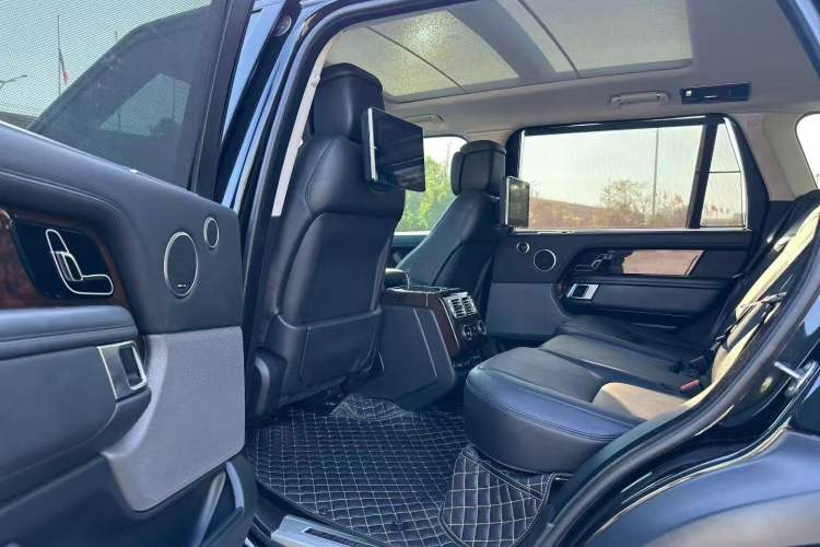 Used Land Rover Range 2022 3.0 L6 400 PS Classic Extended Version Interior 4