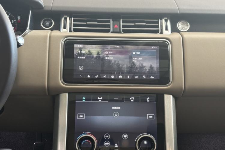 Used Land Rover Range 2022 3.0 L6 400 PS Classic Extended Version Interior 4
