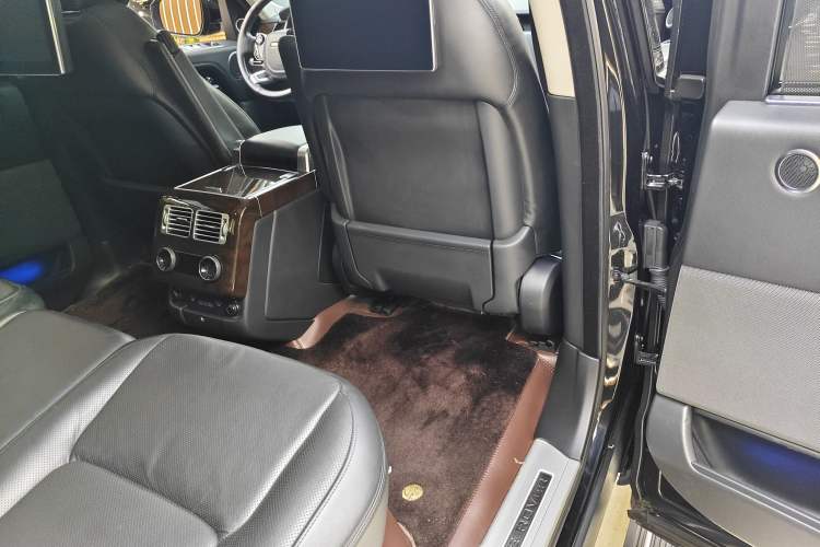 Used Land Rover Range 2022 3.0 L6 400 PS Classic Extended Version Interior 5