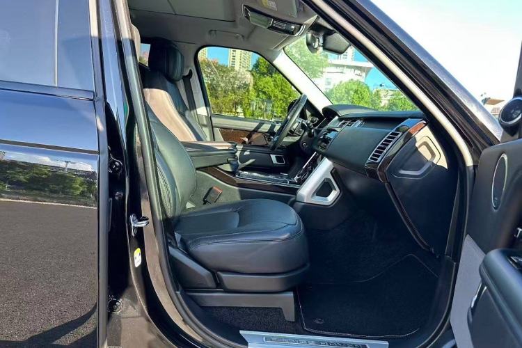 Used Land Rover Range 2022 3.0 L6 400 PS Classic Extended Version Interior 5