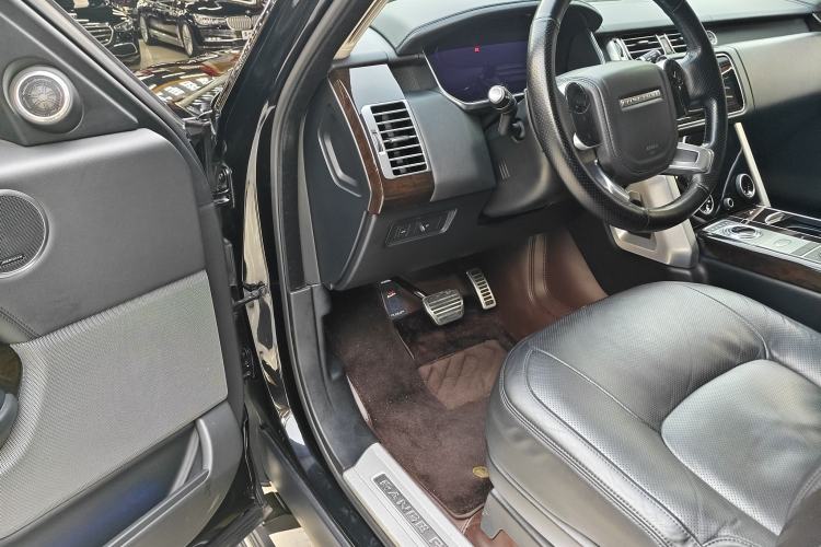 Used Land Rover Range 2022 3.0 L6 400 PS Classic Extended Version Interior 6