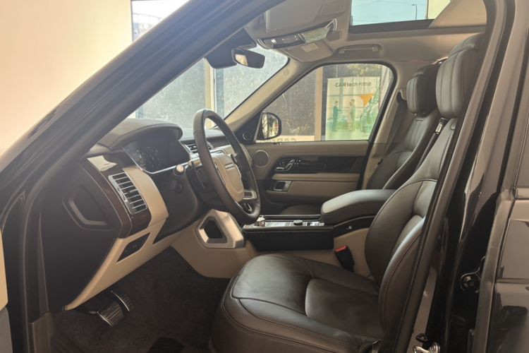 Used Land Rover Range 2022 3.0 L6 400 PS Classic Extended Version Interior 6