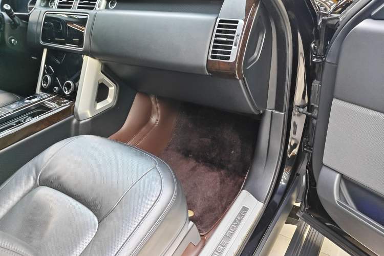 Used Land Rover Range 2022 3.0 L6 400 PS Classic Extended Version Interior 8