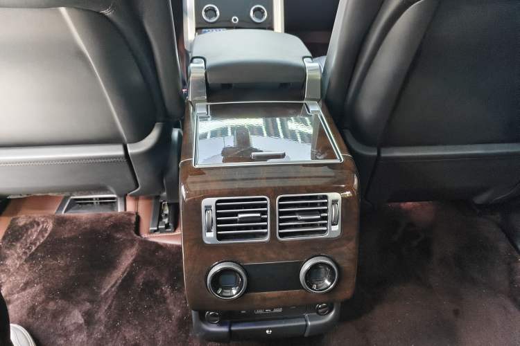 Used Land Rover Range 2022 3.0 L6 400 PS Classic Extended Version Interior 9