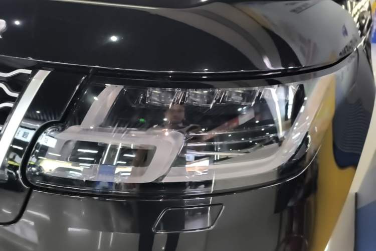 Used Land Rover Range 2022 3.0 L6 400 PS Classic Extended Version Left Front Headlight