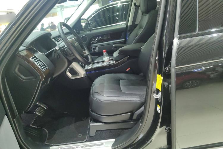 Used Land Rover Range 2022 3.0 L6 400 PS Classic Extended Version Left Front Seat