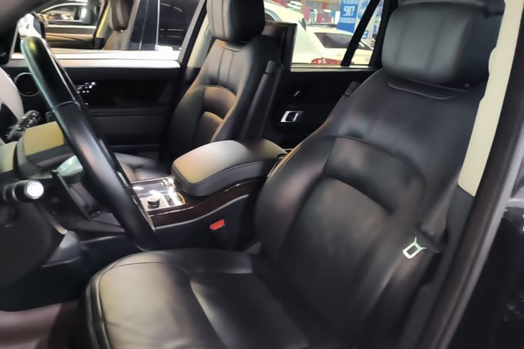 Used Land Rover Range 2022 3.0 L6 400 PS Classic Extended Version Left Front Seat