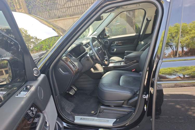 Used Land Rover Range 2022 3.0 L6 400 PS Classic Extended Version Left Front Seat