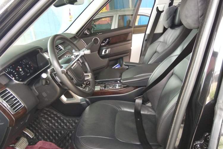 Used Land Rover Range 2022 3.0 L6 400 PS Classic Extended Version Left Front Seat