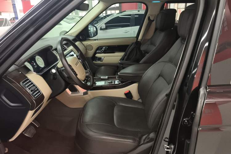 Used Land Rover Range 2022 3.0 L6 400 PS Classic Extended Version Left Front Seat