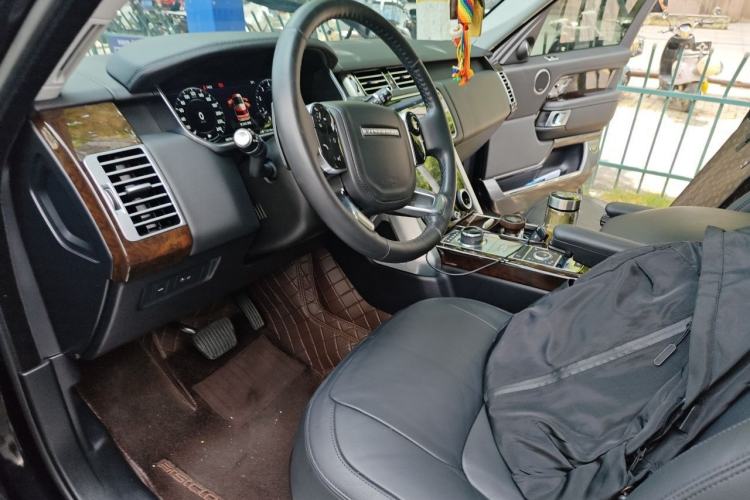 Used Land Rover Range 2022 3.0 L6 360 PS Grand Edition Left Front Seat