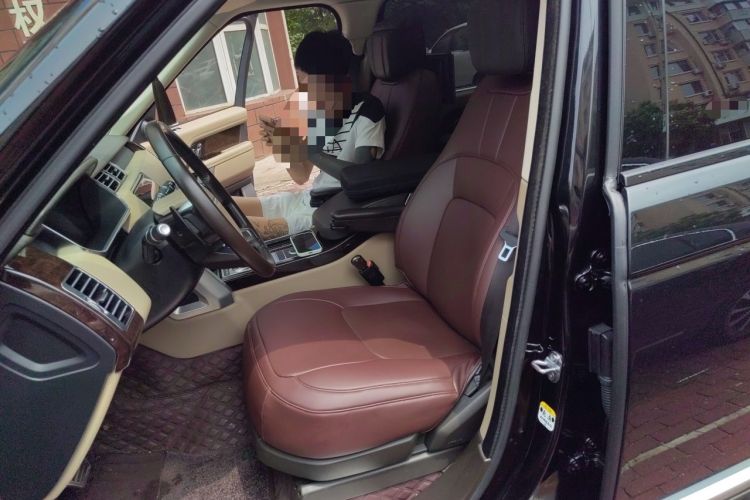 Used Land Rover Range 2022 3.0 L6 400 PS Classic Extended Version Left Front Seat