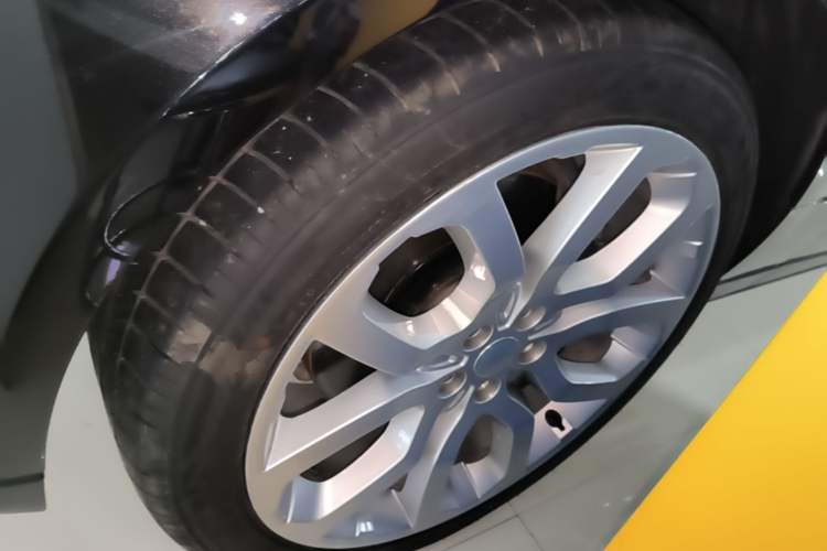 Used Land Rover Range 2022 3.0 L6 400 PS Classic Extended Version Left Front Wheel Hub