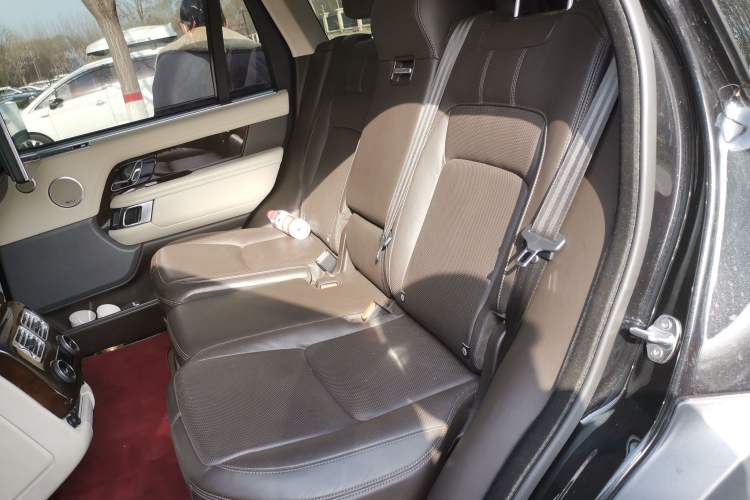 Used Land Rover Range 2022 3.0 L6 400 PS Classic Extended Version Left Rear Seat