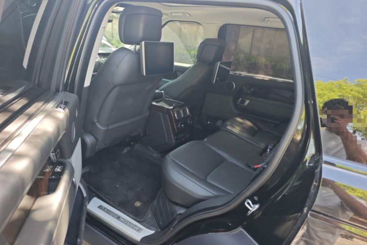 Used Land Rover Range 2022 3.0 L6 400 PS Classic Extended Version Left Rear Seat