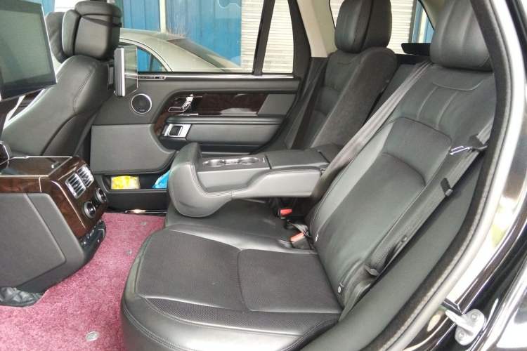Used Land Rover Range 2022 3.0 L6 400 PS Classic Extended Version Left Rear Seat