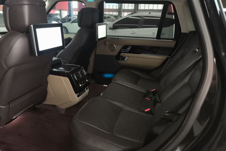 Used Land Rover Range 2022 3.0 L6 400 PS Classic Extended Version Left Rear Seat