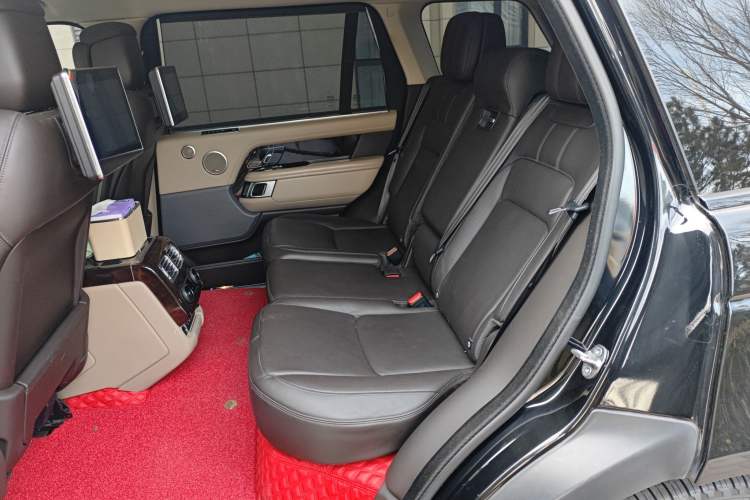 Used Land Rover Range 2022 3.0 L6 400 PS Classic Extended Version Left Rear Seat