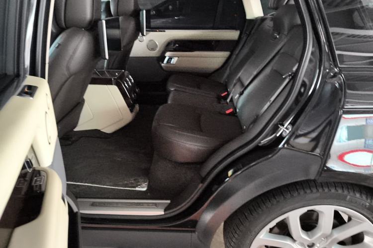 Used Land Rover Range 2022 3.0 L6 400 PS Classic Extended Version Left Rear Seat