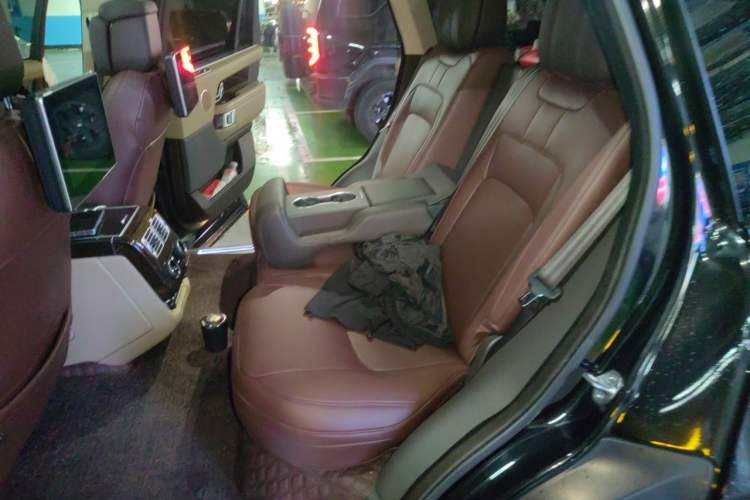 Used Land Rover Range 2022 3.0 L6 400 PS Classic Extended Version Left Rear Seat