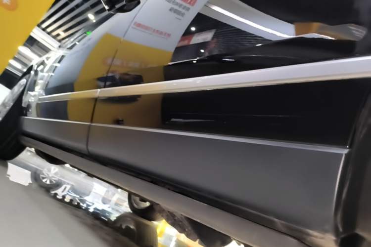 Used Land Rover Range 2022 3.0 L6 400 PS Classic Extended Version Left Side Sill
