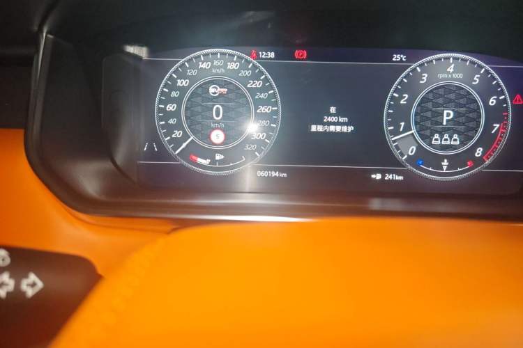 Used Land Rover Range 2022 3.0 L6 400 PS Classic Extended Version Odometer Close Up