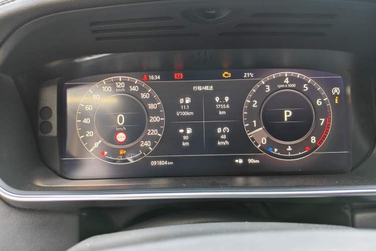 Used Land Rover Range 2022 3.0 L6 400 PS Classic Extended Version Odometer Close Up