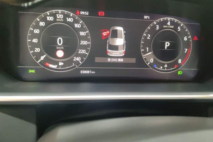 Used Land Rover Range 2022 3.0 L6 400 PS Classic Extended Version Odometer Close Up
