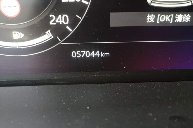 Used Land Rover Range 2022 3.0 L6 400 PS Classic Extended Version Odometer Close Up