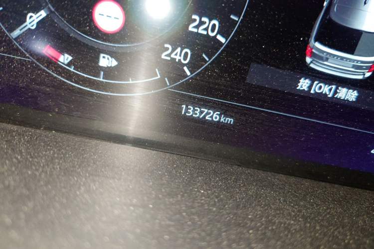 Used Land Rover Range 2022 3.0 L6 400 PS Classic Extended Version Odometer Close Up