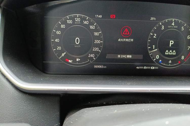 Used Land Rover Range 2022 3.0 L6 360 PS Grand Edition Odometer Close Up
