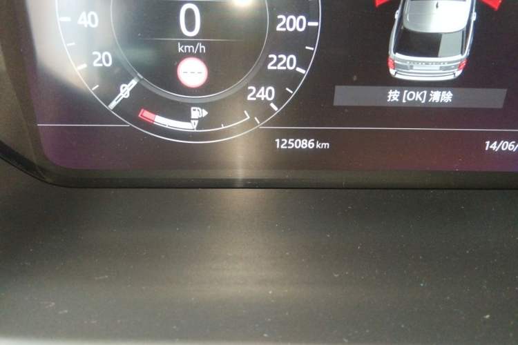 Used Land Rover Range 2022 3.0 L6 400 PS Classic Extended Version Odometer Close Up