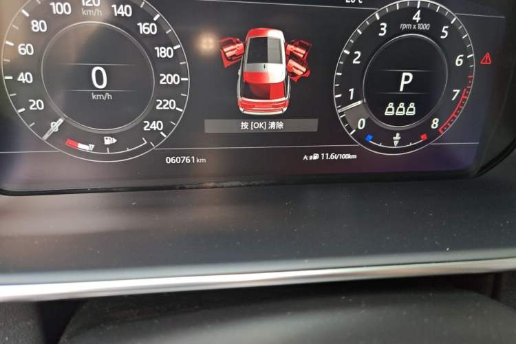 Used Land Rover Range 2022 3.0 L6 360 PS Grand Edition Odometer Close Up