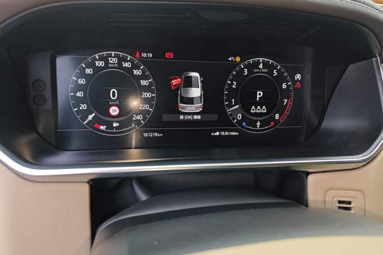 Used Land Rover Range 2022 3.0 L6 400 PS Classic Extended Version Odometer Close Up
