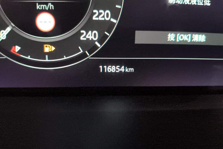 Used Land Rover Range 2022 3.0 L6 400 PS Classic Extended Version Odometer Close Up