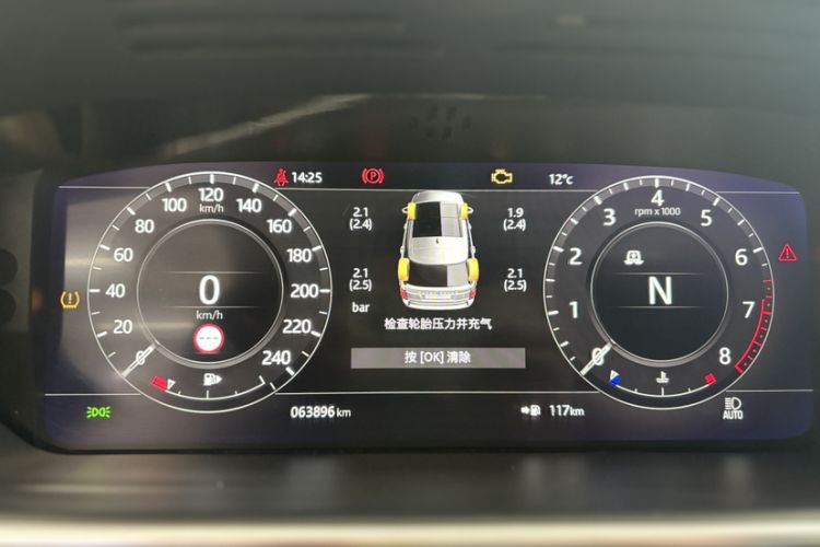 Used Land Rover Range 2022 3.0 L6 400 PS Classic Extended Version Odometer Close Up