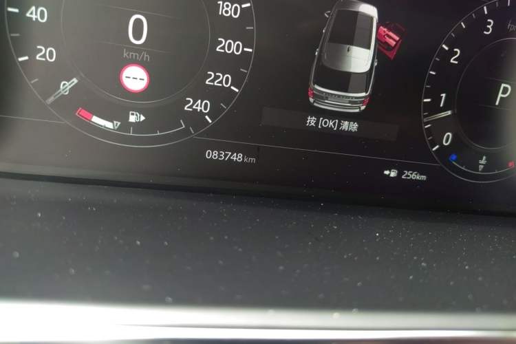 Used Land Rover Range 2022 3.0 L6 400 PS Classic Extended Version Odometer Close Up