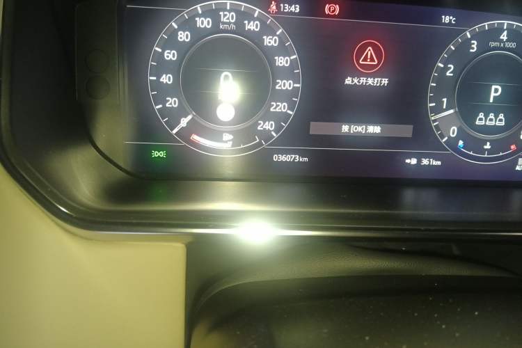 Used Land Rover Range 2022 3.0 L6 360 PS Grand Edition Odometer Close Up