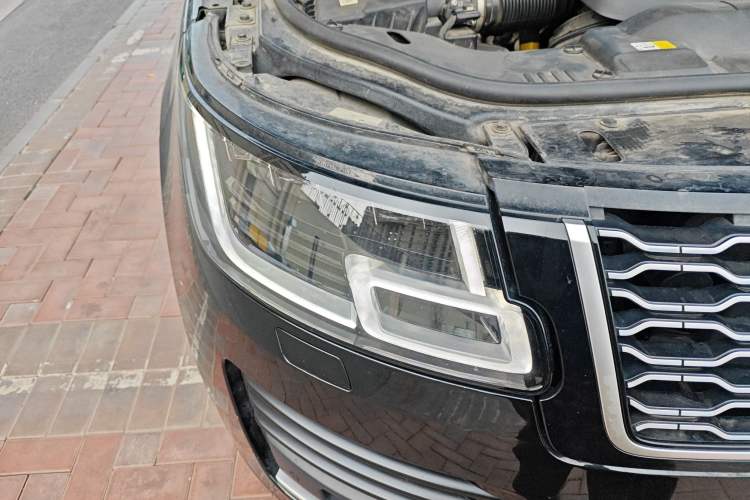 Used Land Rover Range 2022 3.0 L6 400 PS Classic Extended Version Right Front Headlight
