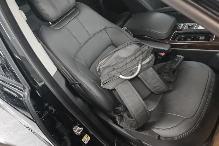 Used Land Rover Range 2022 3.0 L6 360 PS Legacy Edition Right Front Seat