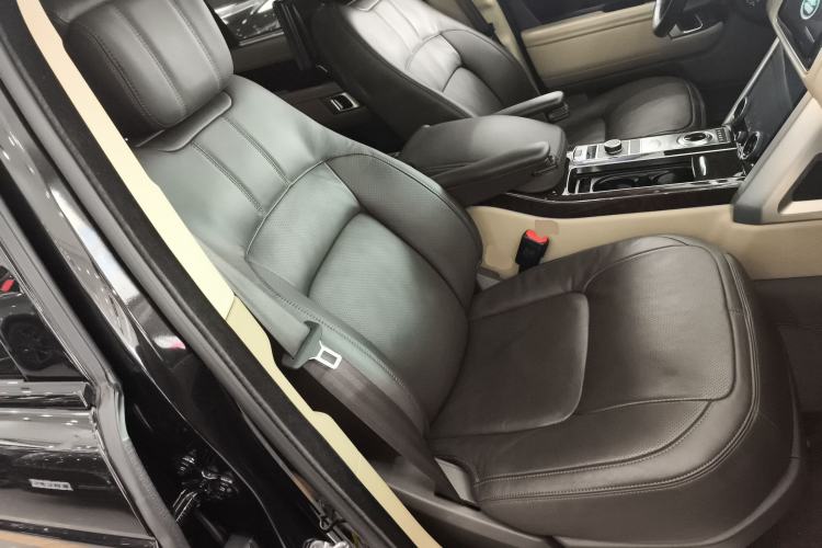 Used Land Rover Range 2022 3.0 L6 400 PS Classic Extended Version Right Front Seat