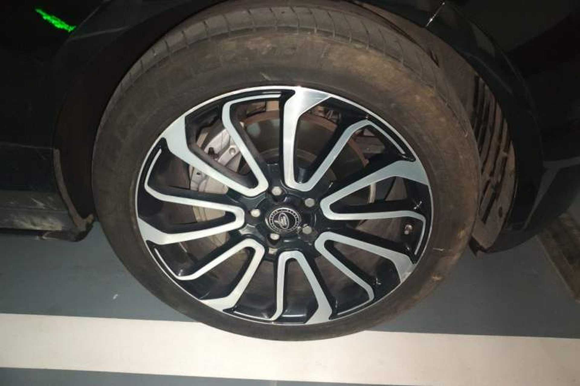 Used Land Rover Range 2022 3.0 L6 360 PS Grand Edition Right Front Wheel Hub