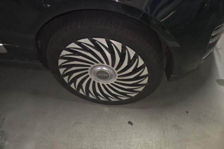 Used Land Rover Range 2022 3.0 L6 400 PS Classic Extended Version Right Front Wheel Hub