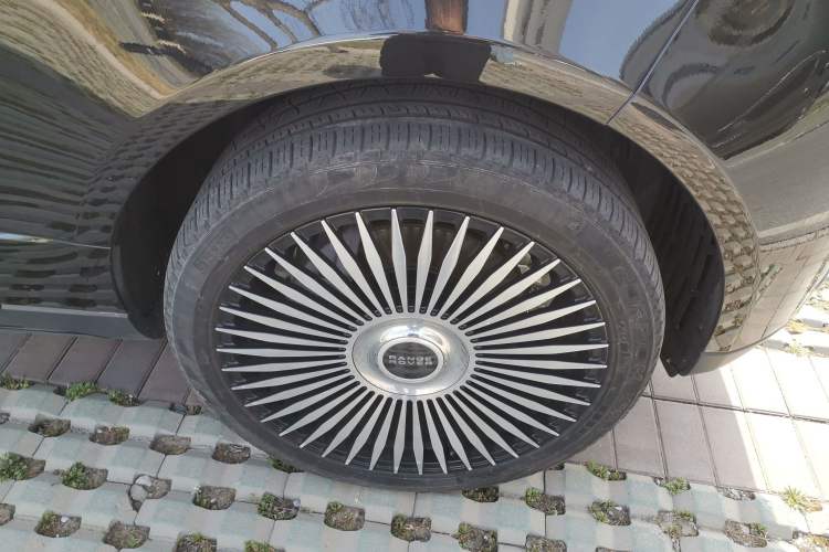 Used Land Rover Range 2022 3.0 L6 400 PS Classic Extended Version Right Front Wheel Hub