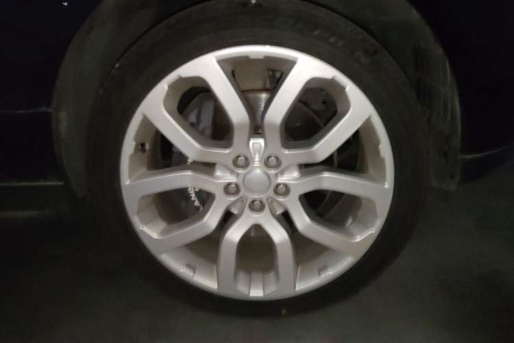 Used Land Rover Range 2022 3.0 L6 400 PS Classic Extended Version Right Front Wheel Hub